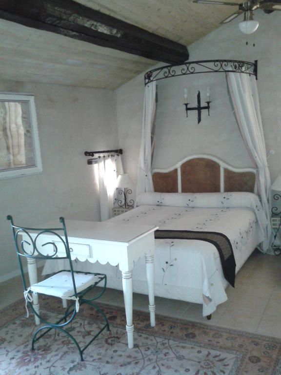 Bed and Breakfast Le Chateau Des Estubiers à Sérignan-du-Comtat Chambre photo