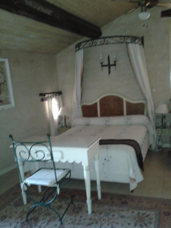 Bed and Breakfast Le Chateau Des Estubiers à Sérignan-du-Comtat Chambre photo